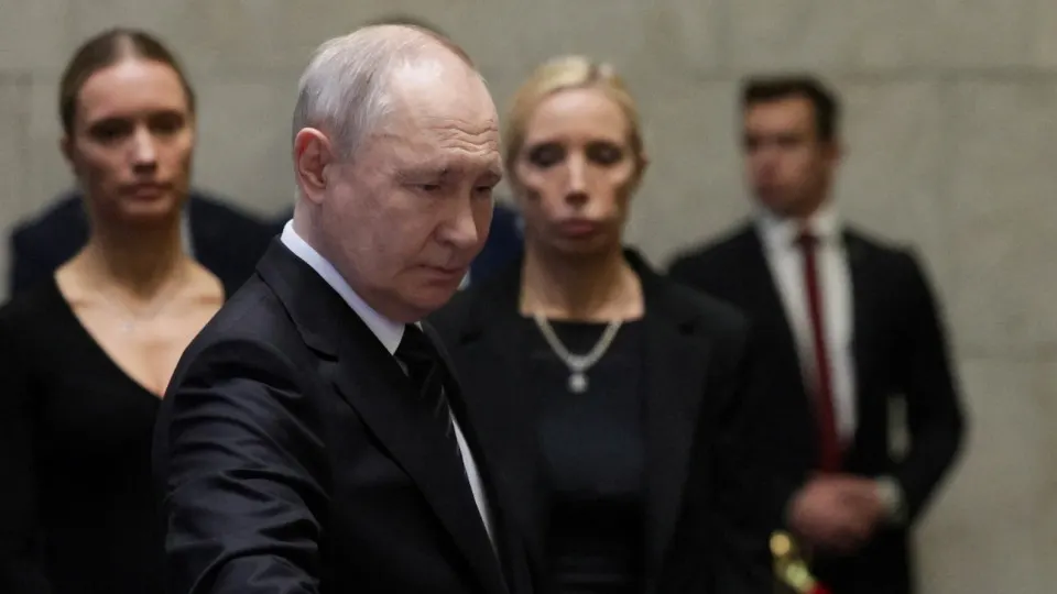 По данным собеседников в органах власти, после сентябрьских выборов обсуждается возможное введение военного положения и дополнительные меры — от мобилизации до ограничений на выезд и финансовых шагов.