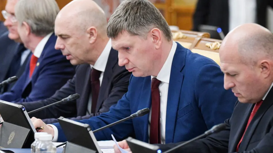 По оперативным данным, ВВП РФ за январь–май вырос лишь на 0,2%. Промышленность и инвестиции остаются в стагнации, регионы расходятся в динамике, а падение цен на нефть и проблемы с переработкой усиливают риски для бюджета и инфляции.