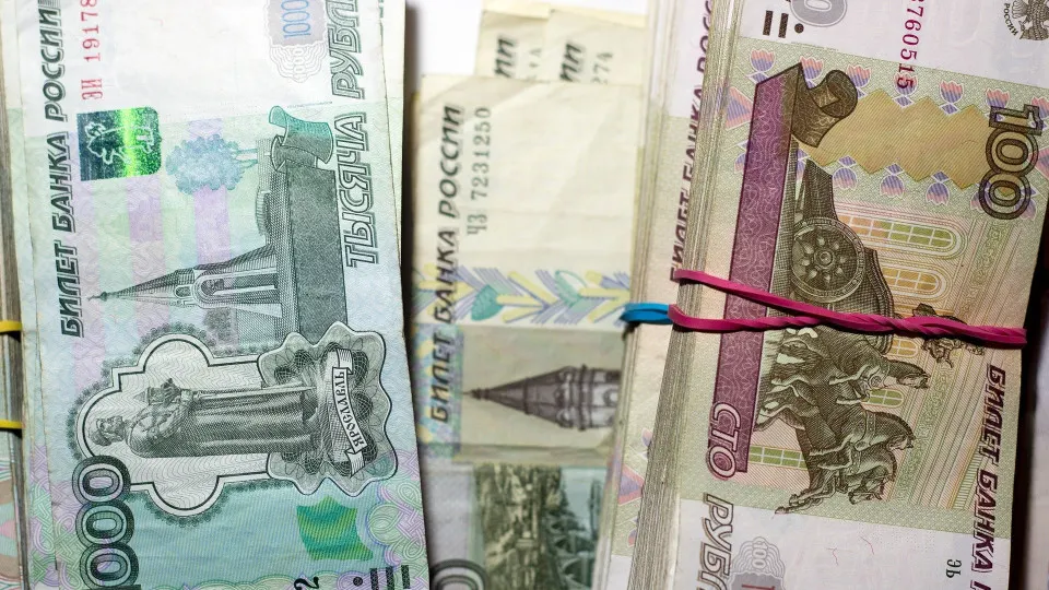 С начала июля объем наличных в обращении вырос заметно быстрее: за две недели прирост превысил показатели всего июня. Это сопровождается ростом проблемных кредитов и увеличением обращения банков к средствам Центробанка.