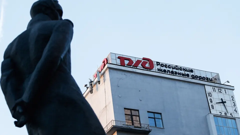 Повышение тарифов РЖД перенесли с 2027 на 1 октября текущего года. Решение принято для поддержки монополии, накопившей почти 4 трлн руб. долга на фоне падения грузоперевозок и сокращения инвестпрограмм.