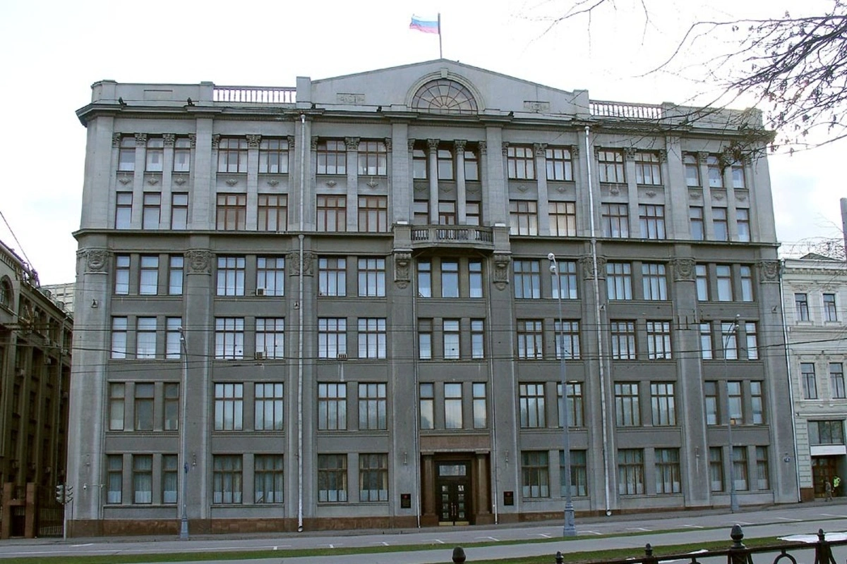 В администрации президента поручили крупным подконтрольным СМИ ограничить публикации фото и видео с последствиями ударов ВСУ по российской территории и активнее демонстрировать результаты российских ударов по Украине, сообщили источники в провластных СМИ.