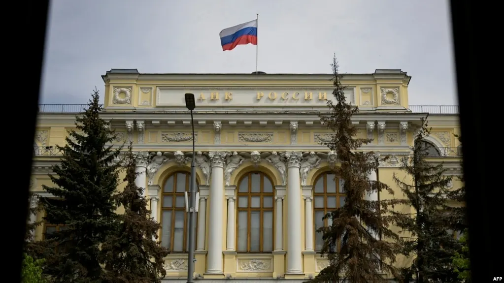 Центральный банк включил в перечень доступных для торгов Bitcoin, Ethereum и USDT; нерегулированным инвесторам разрешено покупать эти активы до лимита 300 тысяч рублей в год, а квалифицированные — без ограничений после прохождения проверки рисков.