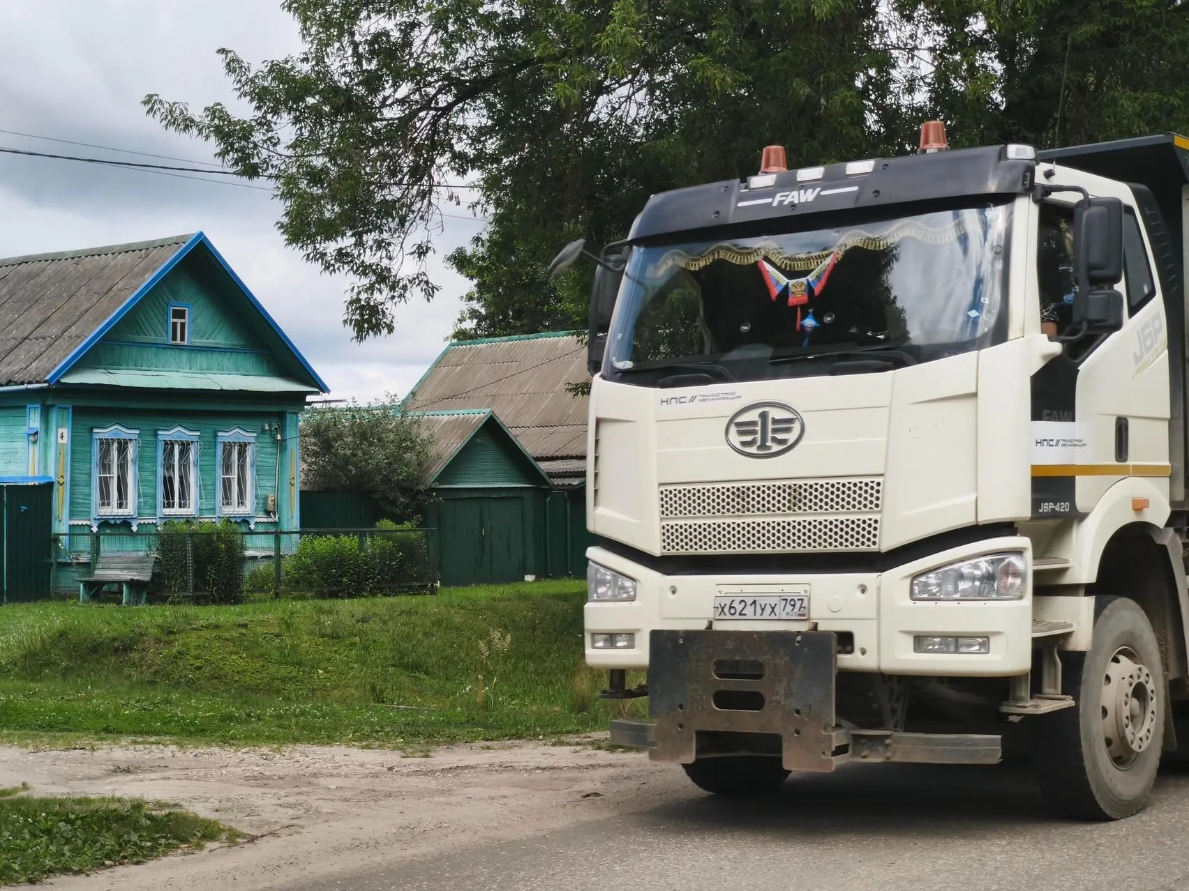 Жители деревень возле будущей трассы сообщают об изъятии жилья и готовности к соседству с грузовиками и поездами.