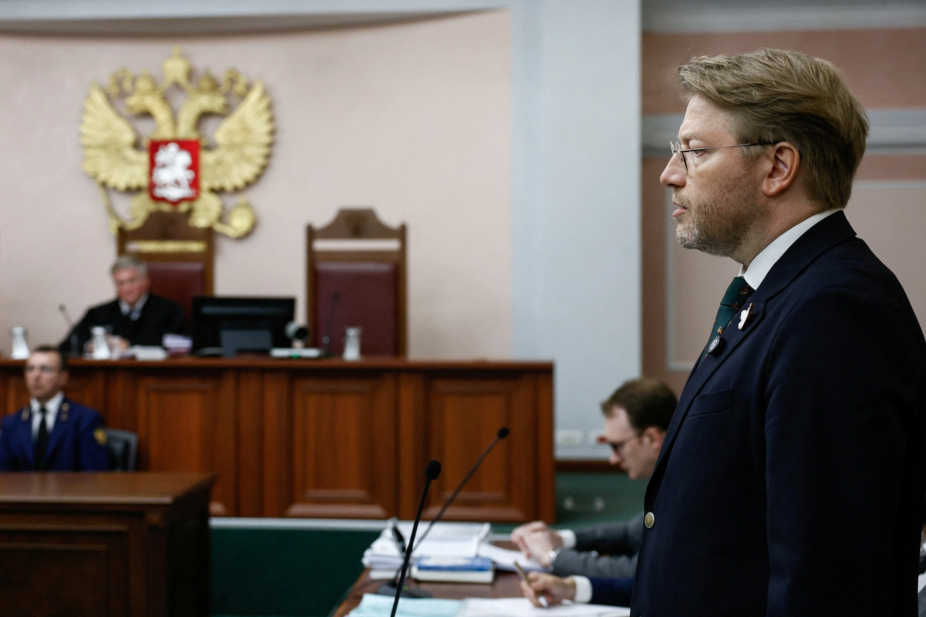 Разбирательство по делу снятия антивоенной партии с голосования выявило политическую борьбу вокруг рейтингов и регуляторных действий во время подготовки выборов.