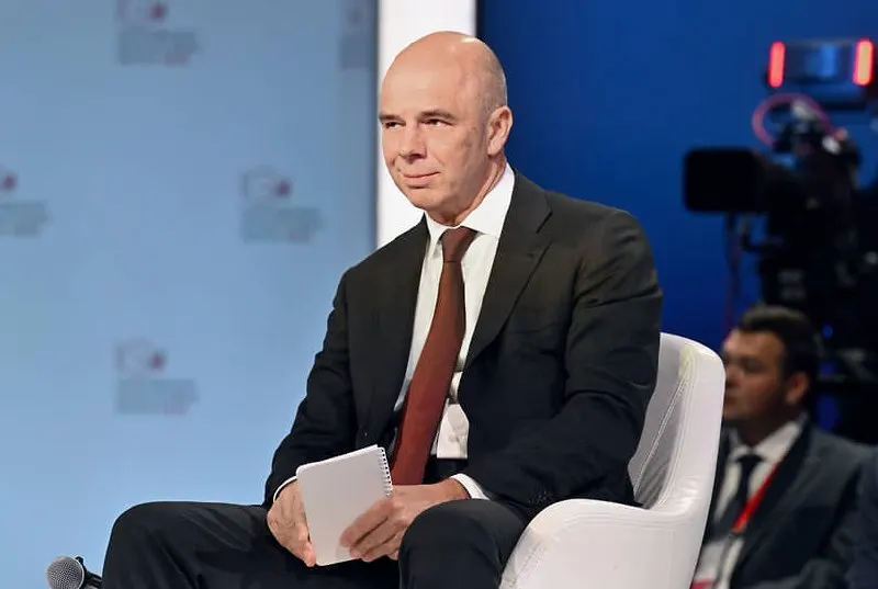Глава Минфина Антон Силуанов заявил, что все статьи бюджета обеспечены ресурсами и обязательства будут исполнены. При этом дефицит бюджета за начало 2026 года составил около 6,46 триллиона рублей (примерно 2,8% ВВП).