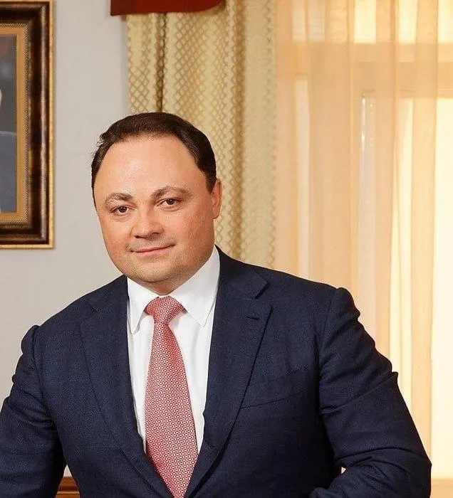 Передача акций цементной группы под управление Минобороны сопровождается упоминанием СВО и судебными эпизодами вокруг экс-чиновника.