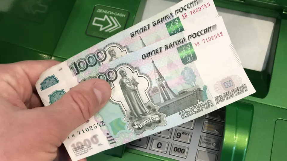Россиян призывают ограничивать суточные и месячные лимиты на снятие наличных и переводы по номеру телефона, а также ограничивать онлайн‑операции и ночные платежи ради снижения рисков хищений.