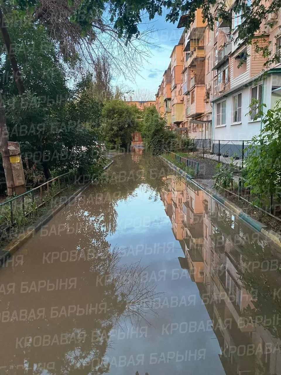 После дождей во дворе дома на Космонавтов скапливается вода, автомобили застревают, а зимой двор превращается в каток. Жители требуют системного решения.
