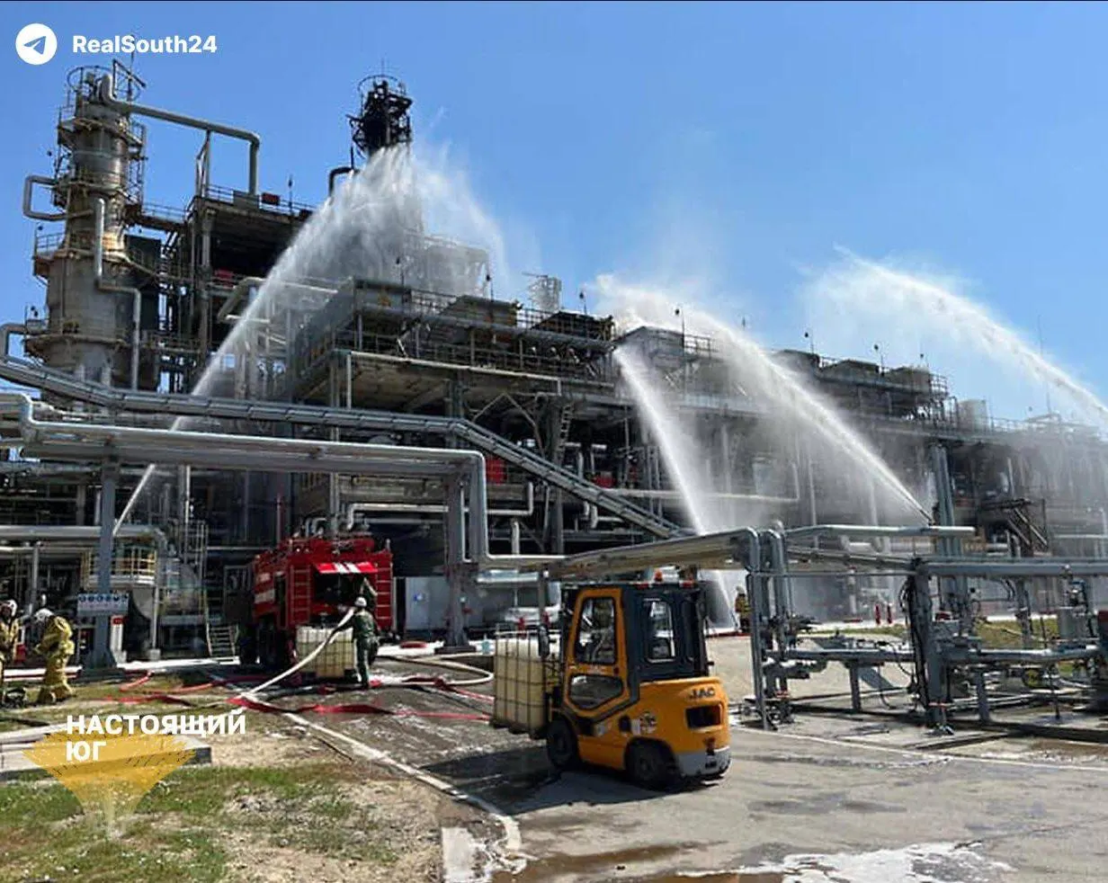 Август стал одним из самых тяжелых месяцев для нефтепереработки в стране: зафиксировано 21 атаку на НПЗ, шесть крупных заводов временно остановили работу. Переработка снизилась до 3,8 млн баррелей в сутки, внутренний рынок бензина сокращается примерно на 20%, что вызывает перебои в регионах и рост цен. Власти ввели запреты на экспорт и меры по регулированию рынка.
