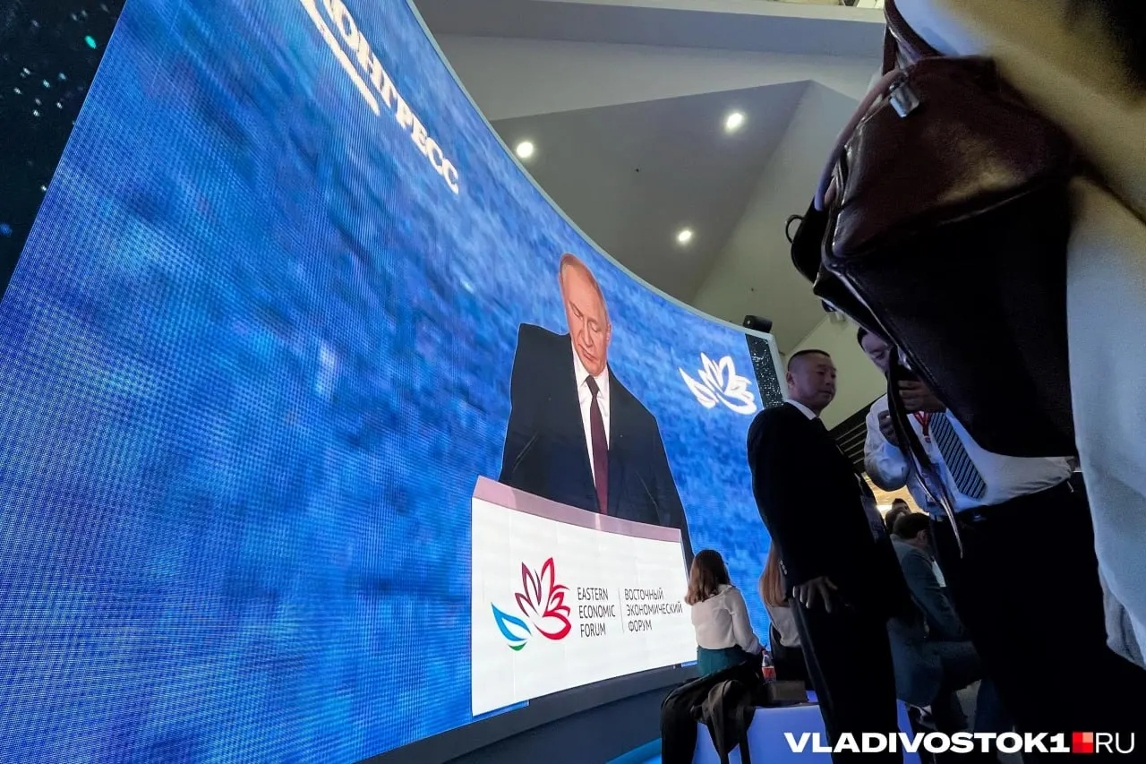Президент примет участие в работе ВЭФ-2026 во Владивостоке, запустит новые предприятия на Дальнем Востоке и встретится с губернатором Приморского края, а также выступит на пленарном заседании с лидерами стран Азиатско‑Тихоокеанского региона.