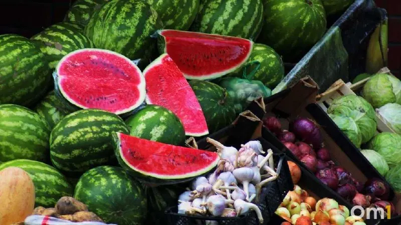 Разрезанные арбузы и дыни могут быстро загрязняться микроорганизмами; покупайте их только в официальных местах торговли и соблюдайте санитарные нормы.