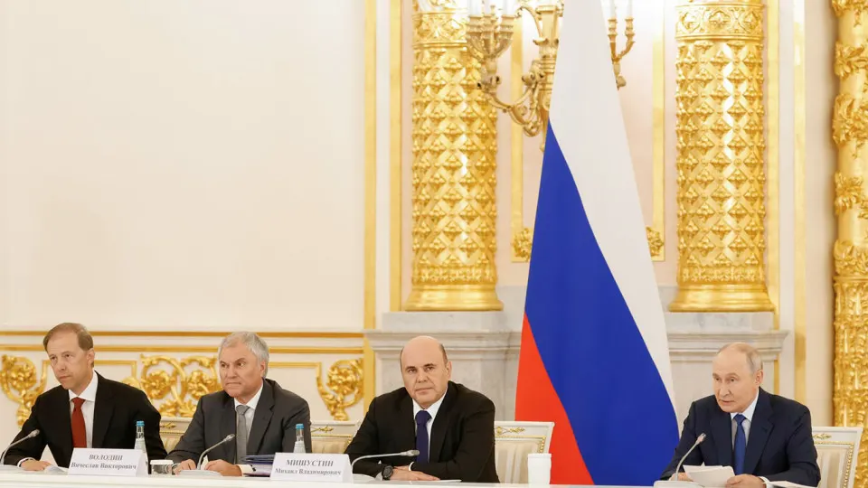 Президент и власти обсуждают меры по трудоустройству бойцов, вернувшихся с конфликта в Украине, и сохранение рабочих мест за ветеранами.