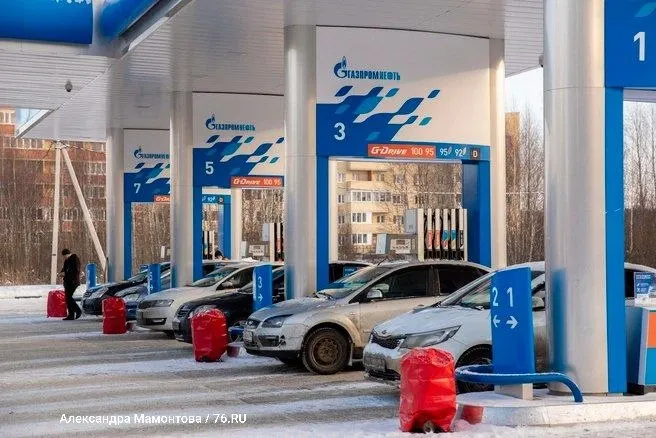 Компания сняла лимиты на заправках в Петербурге, Ленинградской области, Москве и ещё девяти регионах, позволяя заправлять любой объём топлива.