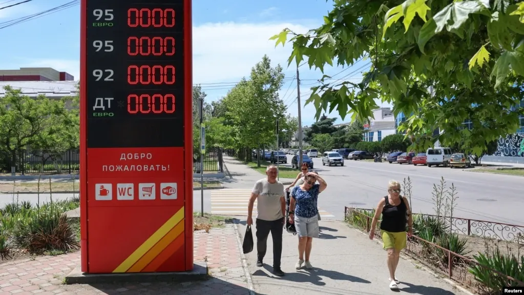 В Геленджике и окрестностях резко сократились запасы бензина: люди стоят в очередях у заправок, а власти вводят ограничения на отпуск топлива и запреты на экспорт.