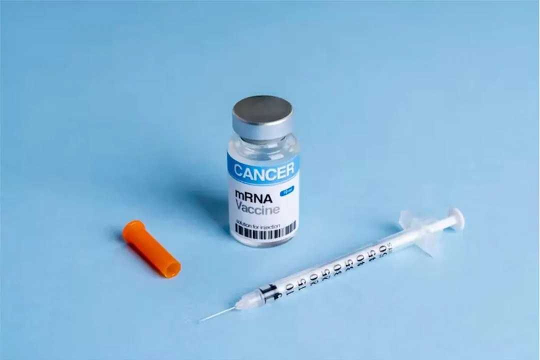 Moderna и Merck опубликовали положительные результаты испытаний персонализированной мРНК-вакцины против меланомы; акции компаний взлетели, а в России начинается включение подобной терапии в программу ОМС.
