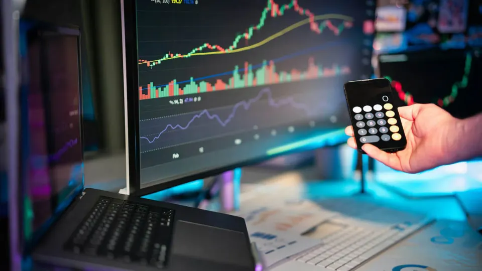 Глава ПСБ предупреждает о возможности заморозки USDT, обсуждаются последствия для рубля и развития отечественных цифровых инструментов. В обзоре — проект А7 и ситуация на крипторынке России.