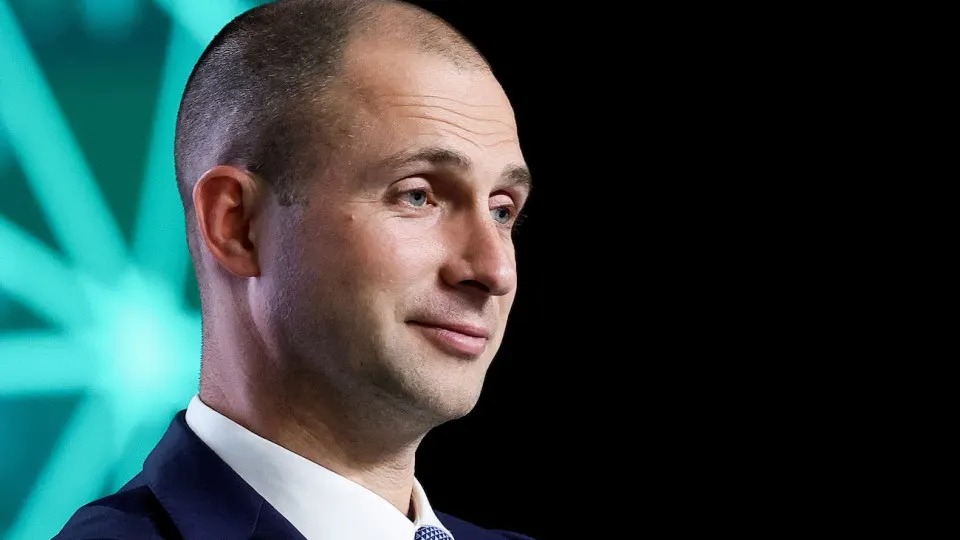 В первой половине 2026 года VK зафиксировала чистый убыток 3,8 млрд руб.; выручка выросла на 12% и достигла 81 млрд руб. Во втором квартале компания впервые получила символическую прибыль за счет распродажи активов, а совокупные убытки близки к 200 млрд руб. В 2025 году субсидии федерального бюджета составили 43,5 млрд руб.
