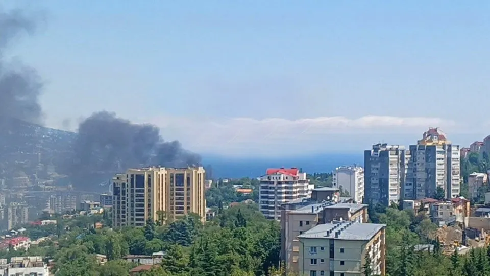 После массированной атаки беспилотников и безэкипажных катеров в Ялте произошел пожар в заведении на набережной; власти эвакуировали жителей близлежащих районов; информации о ранениях пока не сообщалось.
