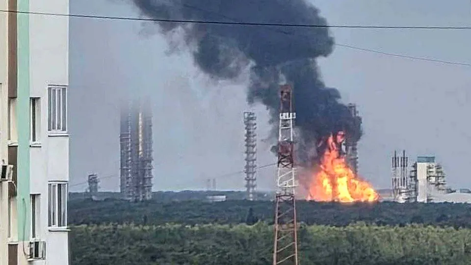 Крупный нефтехимический комплекс остановил производство после удара беспилотников; на предприятии работают тысячи сотрудников, часть мощностей используется внутри региона.