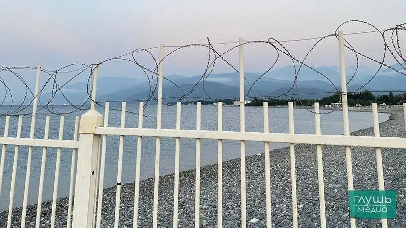 За прошлый год россияне совершили 92 миллиона поездок внутри России, что на 2% больше, чем в 2024 году. Выездной турпоток вырос на 9% и достиг 30 миллионов поездок; наиболее популярные направления — Турция, Абхазия и Казахстан, растёт интерес к Китаю, Египту и Вьетнаму.