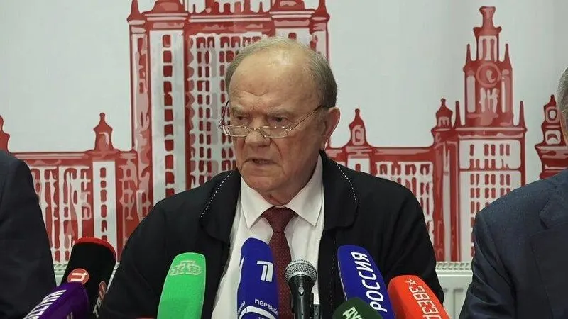 Лидер КПРФ Геннадий Зюганов предупреждает о рисках сохранения текущего курса и его последствиях для экономики, тарифов на ЖКХ и демографии.