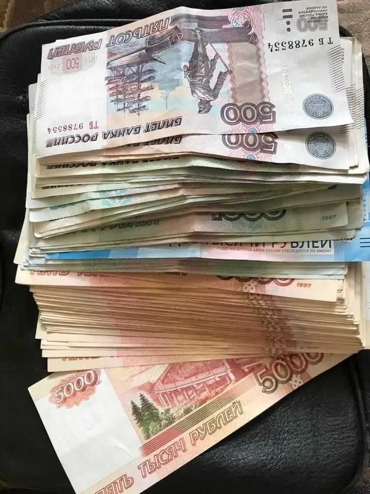 Депутаты предлагают превратить годовую премию, часто называемую 13-й зарплатой, в обязательную выплату на первом этапе для работников бюджетной сферы. Законопроект уже внесён.
