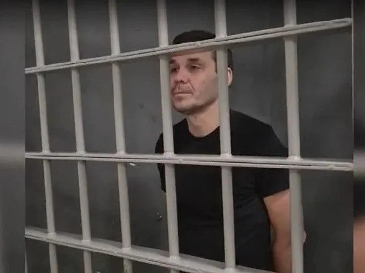 Гражданин с двойным гражданством осужден за госизмену на 14 лет; дело связано с якобы переводами средств на военные формирования ВСУ и последовавшими судебными процессами.