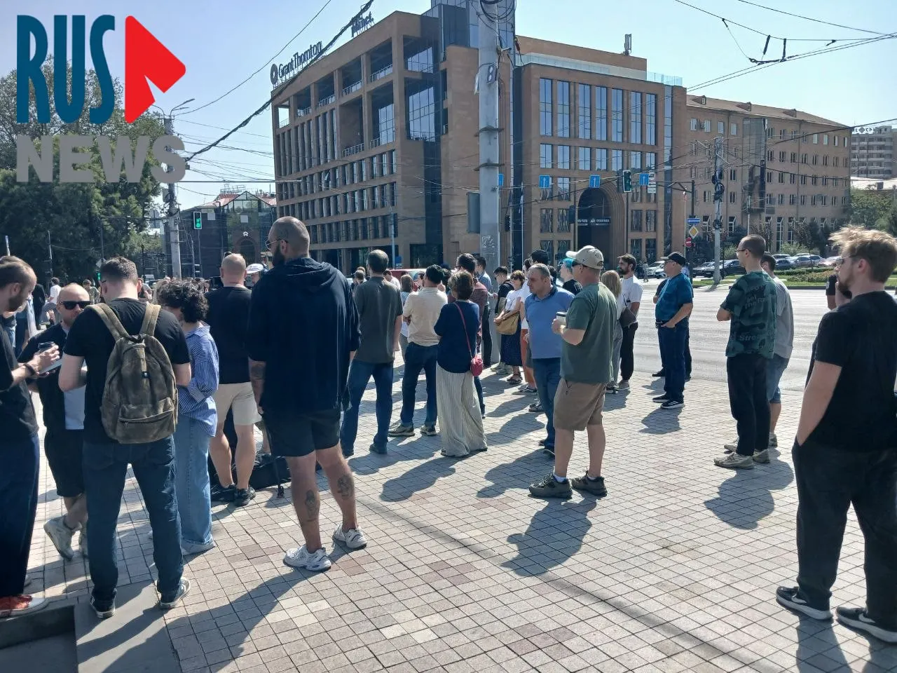 К полудню у посольства России в Ереване выстроилась длинная очередь из избирателей; рядом проходит митинг примерно на сто человек.