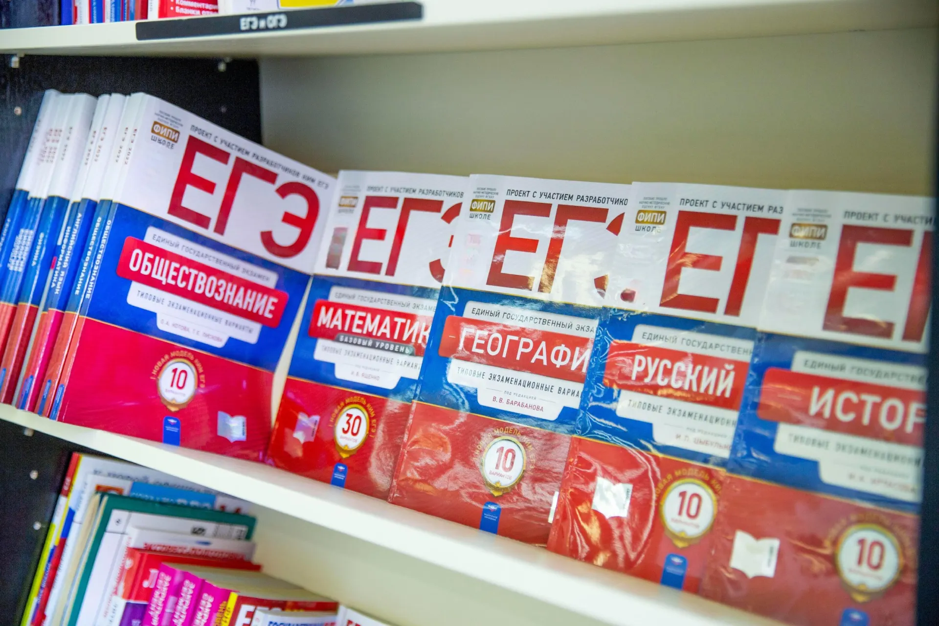 В обновлениях по ЕГЭ отмечается увеличение количества заданий по двум предметам при сохранении регламента по времени проведения экзаменов.