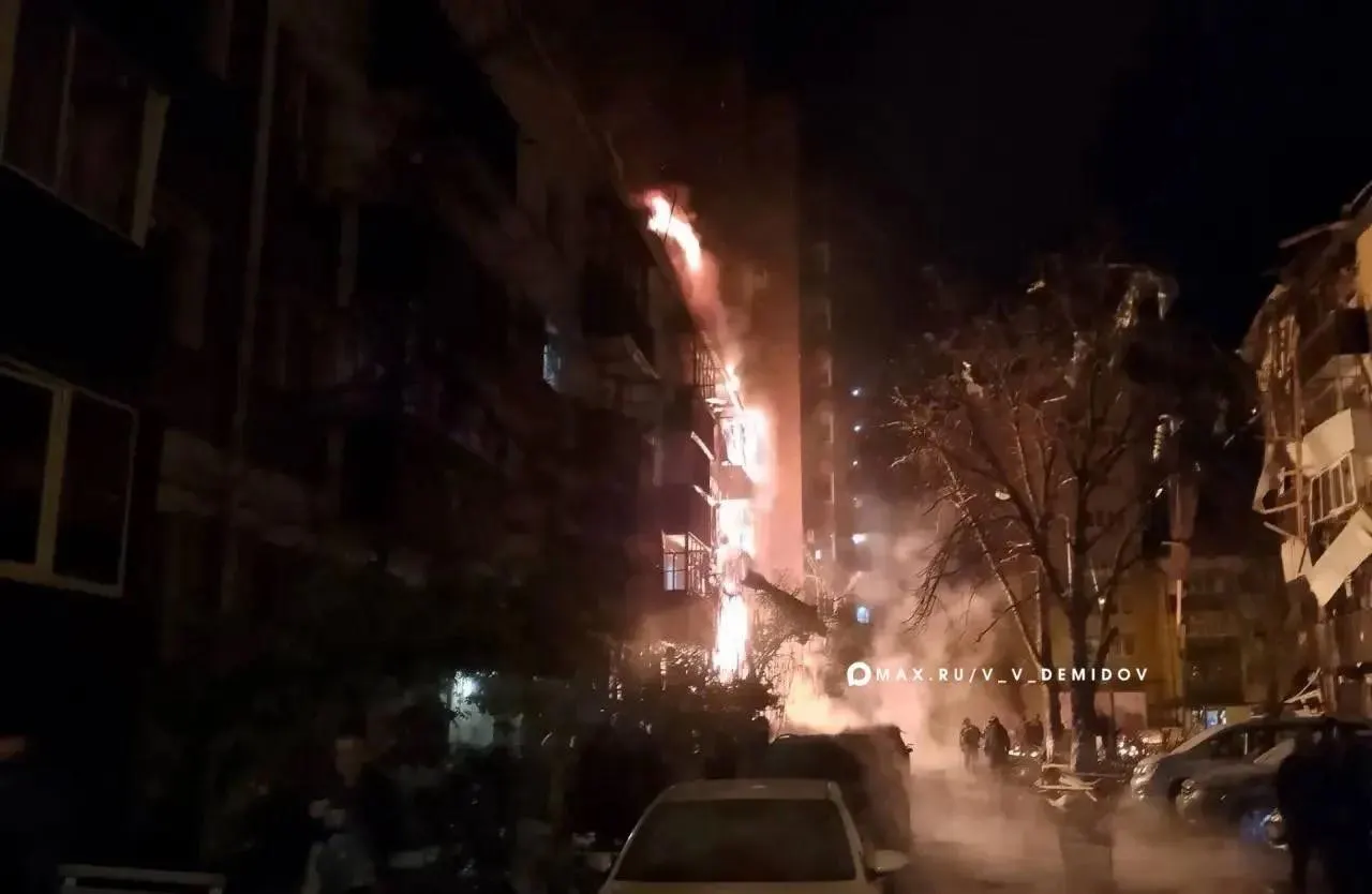 С ночи по Белгороду и соседним регионам нанесены атаки более чем 500 дронов; погиб один человек и есть пострадавшие.