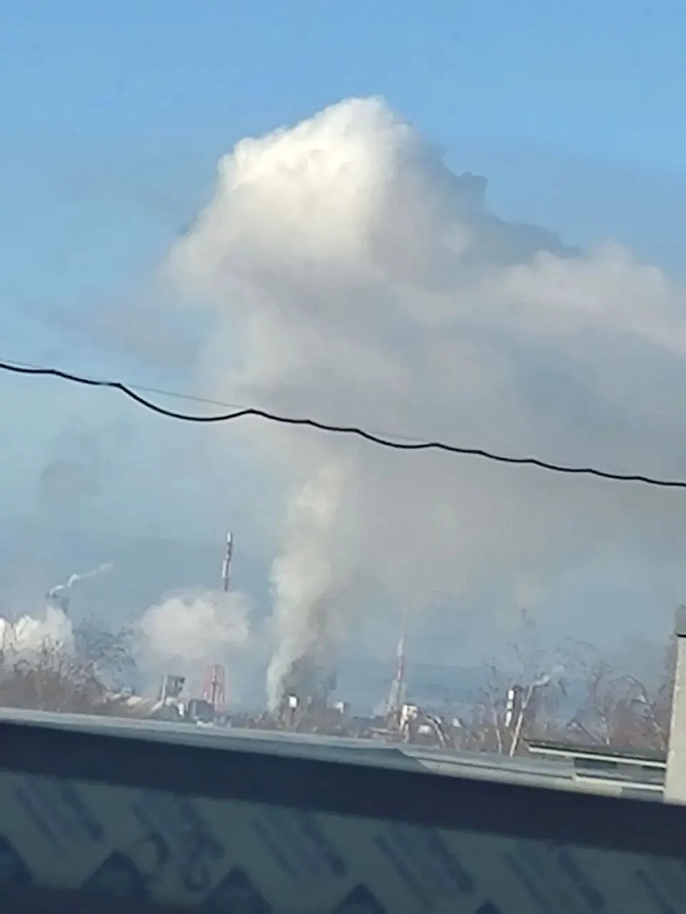 Ночью и утром 23 октября над Нижегородской областью произошли атаки беспилотников: пострадали люди, повреждены дома и инфраструктура; школы переведены на дистанционное обучение.
