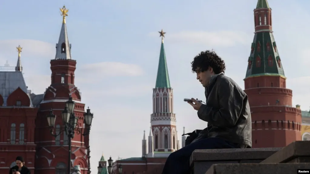 Госзакуп для регулирования онлайн-присутствия несовершеннолетних: предложен законопроект об идентификации детей в социальных сетях и ограничении времени онлайн.
